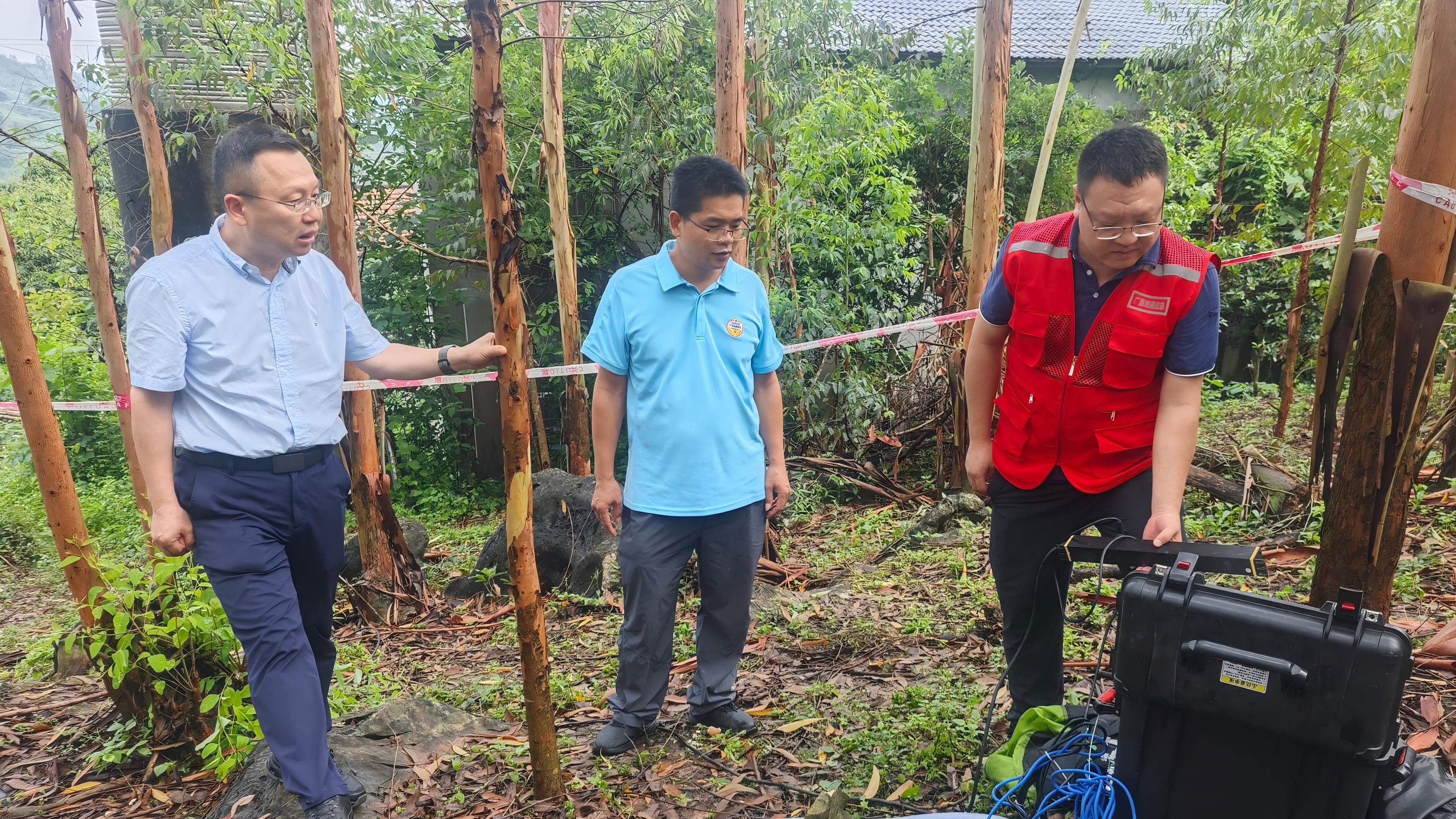 自治区地震局熊宗龙局长查看流动台架设情况